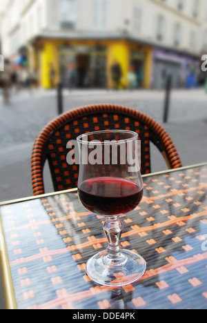 genießen ein Glas Rotwein auf der Terrasse Paris, Frankreich Stockfoto