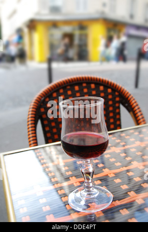 genießen ein Glas Rotwein auf der Terrasse Paris, Frankreich Stockfoto