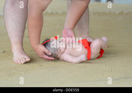 Ringer und Babys nehmen Teil in einem Sumo-Event am Matsuo Taisha Schrein in Kyoto, Japan. Stockfoto