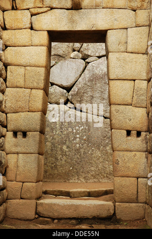 Typische trapezförmige Inka-Tür in Machu Picchu, Peru Stockfoto