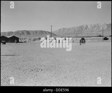 Manzanar Relocation Center, Manzanar, Kalifornien. Auf der Suche nach Südwesten über die breite Brandschutztüren bei t... 538124 Stockfoto