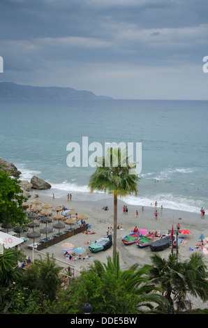 Strand La Caletilla, im weißen Dorf Nerja mit Gewitter nähert. Andalusien, Malaga, Spanien. Stockfoto