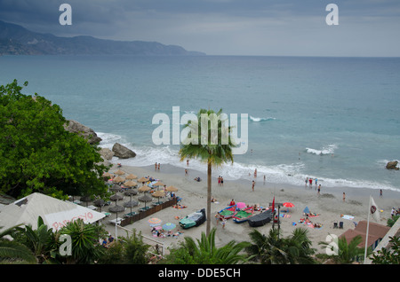 Strand La Caletilla, im weißen Dorf Nerja mit Gewitter nähert. Andalusien, Malaga, Spanien. Stockfoto