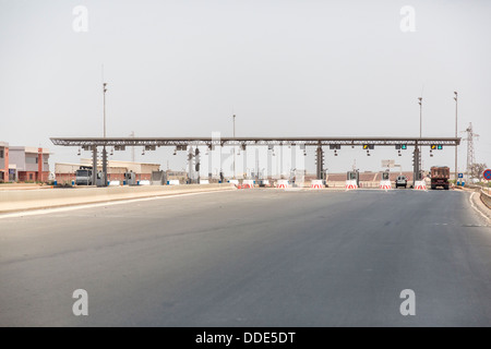 Mautstelle, moderne unterteilt Highway in der Nähe von Dakar, Senegal. Stockfoto