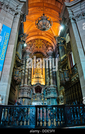 Blick auf Torre Dos Clerigos Turm, 8. Jahrhundert 75mt hoch, von Niccolò Nasoni, Innenräume der angrenzenden Kirche, Porto, Porto, Portugal Stockfoto