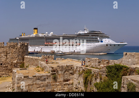 Kreuzfahrtschiff 'Costa Mediterranea' liegt in Kos Stadt mit Kos Festung Vordergrund, Kos, Dodekanes Inselgruppe, Griechenland. Stockfoto