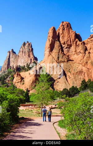 Wanderer im Garden of The Gods öffentlichen Park, Colorado Springs, Colorado, USA Stockfoto