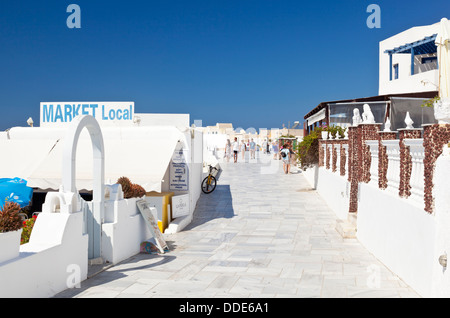 Oia Straßen mit einigen Touristen Santorini, Griechenland. Stockfoto