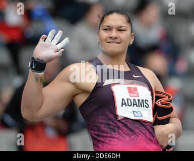 New Zealand Valerie Adams feiert ihren Sieg im Kugelstoßen Wettbewerb des internationalen Leichtathletik ISTAF im Olympiastadion in Berlin, Deutschland, 1. September 2013.  Foto: SOEREN STACHE Stockfoto