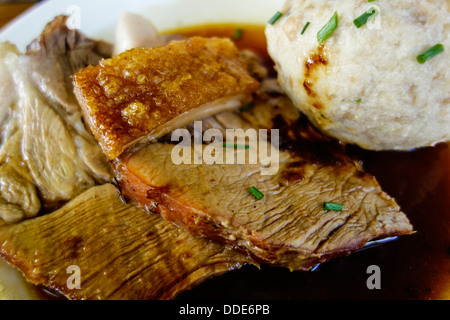 Bayerischer Schweinebraten mit Knistern und Knödel Stockfoto