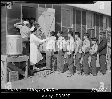 Manzanar Relocation Center, Manzanar, Kalifornien. Neuankömmlinge warten ihrerseits geimpft werden... 536850 Stockfoto