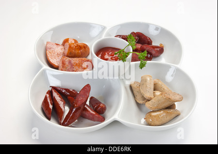 gehackte Würste gebraten mit Gewürzen auf weißem Hintergrund Stockfoto