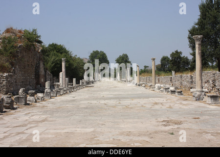 Die Ruinen der Säulenhalle Straße führt vom Hafen zu den Toren der Stadt in Ephesus, Türkei. Stockfoto