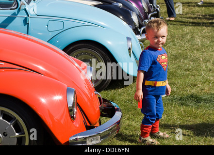 Einer Reihe von Volkswagen Käfer mit einem kleinen Jungen in einem Superman-Outfit stand sie in Santa Pod Raceway England Stockfoto