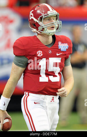 31. August 2013: Lokalen High School Produkt, Parker McLeod (15, von Walton High School in Marietta, Ga), wärmt sich vor dem Chick-Fil-A Kick-off-Spiel zwischen der Alabama Crimson Tide der SEC und der Virginia Tech Hokies des ACC, spielte in der Georgia Dome in Atlanta, Georgia. Alabama schlagen Virginia Tech, 35-10. Stockfoto