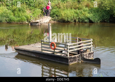 Hampton Loade Fuß Passagierfähre über den Fluss Severn Stockfoto