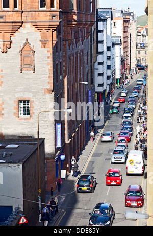 Erhöhten Blick auf die Cowgate, einer mittelalterlichen Straße auf der unteren Ebene von Edinburghs Altstadt, fotografiert von George IV Bridge. Stockfoto