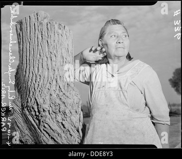 Parker, Arizona. Frau Ruby Snyder, Chemehuevi indischen Staaten, höre ich, dass die Japaner Wonderf... 536270 Stockfoto