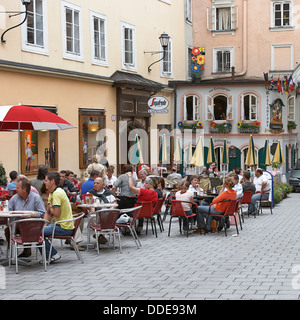 Straßencafé im historischen Zentrum von Salzburg, Österreich. Stockfoto
