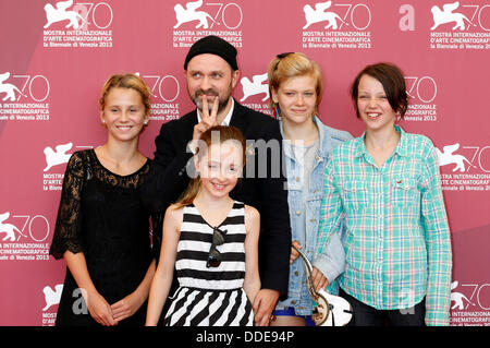 Lukas Moodysson, Mira Barkhammar, Mira Grosin, Liv LeMoyne und Lukas Moodysson s Tochter während der "Wir sind die besten!" Photocall auf der 70. Venice International Film Festival. 31. August 2013 Stockfoto