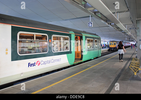 Erster Hauptstadt verbinden Zug auf die neue Blackfriars station London England UK Stockfoto