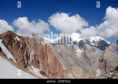 hohe Wolke gehüllt Gipfeln in den Bergen Fann von Tadschikistan Stockfoto