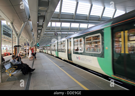 Erster Hauptstadt verbinden Zug auf die neue Blackfriars station London England UK Stockfoto