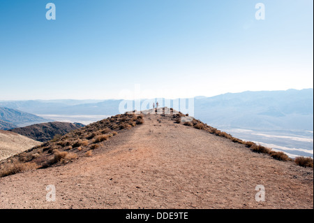 Zwei Touristen in Dantes View, Death Valley, CA Stockfoto