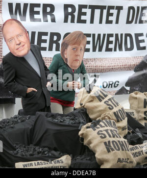 Berlin-Adlershof, Deutschland. 01. September 2013. Demonstranten tragen Masken von Bundeskanzlerin Angela Merkel und SPD-Spitzenkandidat Peer Steinbrück, wie sie vor der Wahl Fernsehduell vor dem TV-Studio in Berlin-Adlershof, Deutschland, 1. September 2013 protestieren. Foto: KAY NIETFELD/Dpa/Alamy Live News Stockfoto