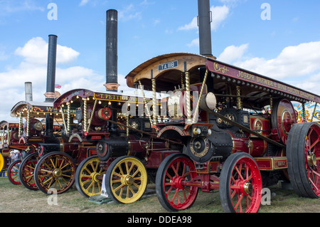 Reihe von Dampf-Lokomobile am Great Dorset Steam Fair UK mit blauen Himmel oben angezeigt Stockfoto