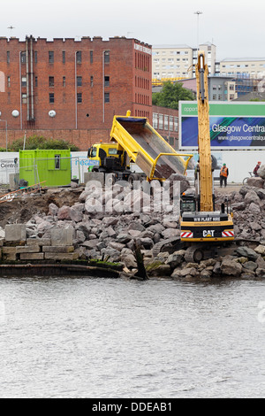 Arbeiten zur Reparatur des eingestürzten Gehwegs am Anderston Quay am Fluss Clyde mit einem Bagger in Glasgow, Schottland, Großbritannien Stockfoto