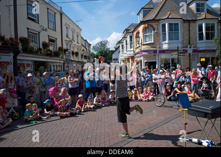 Ein Jongleur unterhält die Massen Sidmouth Folk Festival, Devon, UK Stockfoto