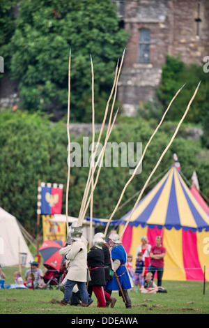 Der "Berkeley Scharmützel" mittelalterlichen Reinactments in Berkeley Castle in der Nähe von Gloucester wo der 500. Jahrestag der Schlacht von Fl Stockfoto