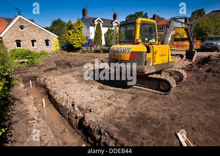 Al844 selbst bauen Haus, Vorbereitung Website, Volvo Bagger Graben Graben für Stiftungen Stockfoto