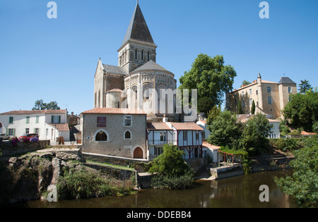 Kirche St. Sauveur und Schloss in Mareuil Sur lag in Vendee Region Frankreich Stockfoto