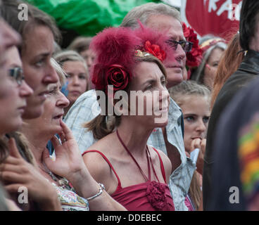 Balcombe, West Sussex, UK. 1. September 2013. Das Publikum bei "Gürtel es aus Balcombe" Ereignis hören, Frances Führer Rede. Die Anti-Fracking, die Umweltschützer protestieren gegen Probebohrungen durch Cuadrilla auf dem Gelände in West Sussex, die zu der umstrittenen Fracking-Prozess könnte. Campingplatz am Straßenrand wächst weiter in der Größe mit mehr Zelte kommen tägliche Credit: David Burr/Alamy Live News Stockfoto