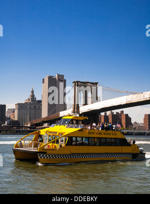 Gelben New Yorker Wassertaxi am East River, NYC, USA. Stockfoto