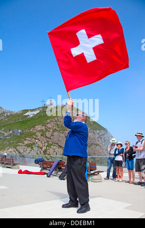Pilatus Berg - Juli 13: unbekannter Mann zeigt traditionelle Schweizer 'werfen' am 13. Juli 2013 Auf dem Gipfel des Pilatus, Schweiz. Flagge twirling ist einer der ältesten nationalen Sport in der Schweiz. Stockfoto