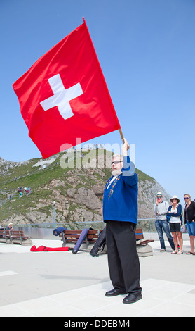 Pilatus Berg - Juli 13: unbekannter Mann zeigt traditionelle Schweizer 'werfen' am 13. Juli 2013 Auf dem Gipfel des Pilatus, Schweiz. Flagge twirling ist einer der ältesten nationalen Sport in der Schweiz. Stockfoto