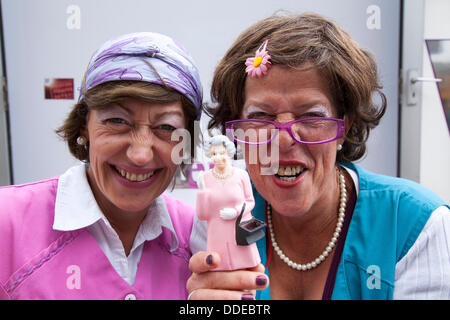 Kendal, Cumbria, Großbritannien. 31 Aug, 2013. Women's WC Reiniger tars der Toilette'Andrea Neumann und Rike Radloff, Komödie aus Deutschland in das kleinste Zimmer im Mintfest Street Arts Festival 2013 ein Seen Alive Wochenende im Lake District mit Künstlern aus der ganzen Welt, die durchgeführt kostümierten Comedy-einlagen im Zentrum von Kendal. Credit: cernan Elias/Alamy leben Nachrichten Stockfoto