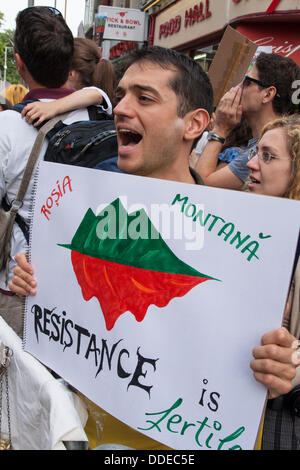 London, UK. 01. September 2013. Rumänen und Umweltschützer protestieren in London gegen die Pläne von der rumänischen Regierung und private Unternehmen, Goldreserven Zyanid Auswaschung im Bereich Rosia Montana in Siebenbürgen zu nutzen. Bildnachweis: Paul Davey/Alamy Live-Nachrichten Stockfoto