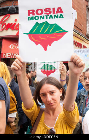 London, UK. 01. September 2013. Rumänen und Umweltschützer protestieren in London gegen die Pläne von der rumänischen Regierung und private Unternehmen, Goldreserven Zyanid Auswaschung im Bereich Rosia Montana in Siebenbürgen zu nutzen. Bildnachweis: Paul Davey/Alamy Live-Nachrichten Stockfoto