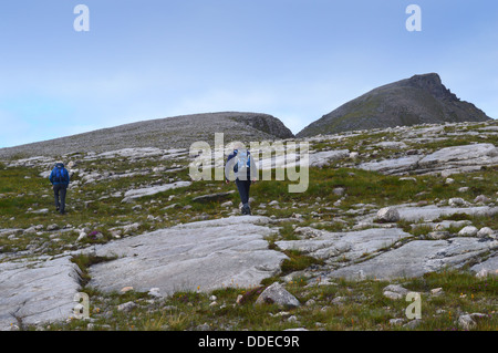 Zwei männliche Wanderer in Richtung Gipfel des Spidean Coinich (ein Corbett) auf dem schottischen Berg Quinag. Stockfoto