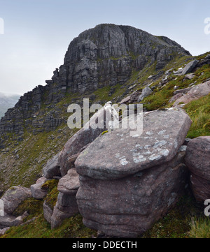 Die Gipfel-Klippen von Spidean Coinich (ein Corbett) auf dem schottischen Berg Quinag in der North West Highlands von Schottland. Stockfoto