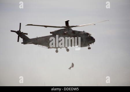 Royal Navy AgustaWestland Merlin HM1 Hubschrauber während des Fluges, den Royal Marines Commando traditionelle Strand Angriff am letzten Tag des Bournemouth Air Festival im September unterstützen Credit: Carolyn Jenkins/Alamy Live News Stockfoto