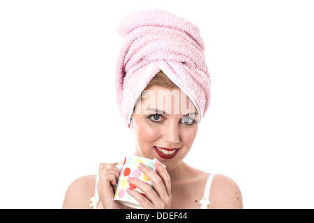 -Modell veröffentlicht. Attraktive junge Frau, die eine Tasse Kaffee trinken Stockfoto