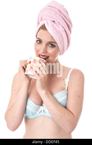 -Modell veröffentlicht. Attraktive junge Frau, die eine Tasse Kaffee trinken Stockfoto