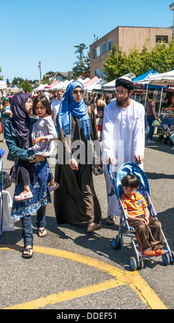 Muslimischen Familie mit 2 kleinen Kindern spazieren Sie vorbei an den Ständen von Edmonds Samstag Sommer Handwerk & Greenmarket Bauernmarkt Stockfoto