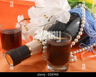 zwei Gläser, Flasche Wein und weißen Blüten. festliches Arrangement mit Sekt Champagner und Blumen Stockfoto