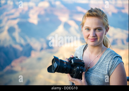 Junge weibliche Fotografin am Grand Canyon Stockfoto